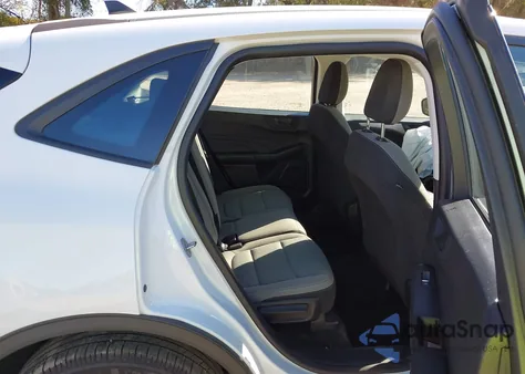 2022 Ford Escape S z USA, uszkodzony, nr VIN 1FMCU9F60NUB65317